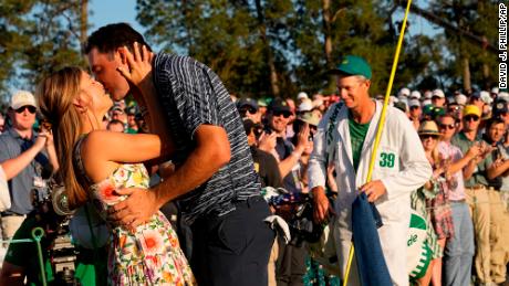 Scheffler kisses his wife, Meredith, after winning the Masters.