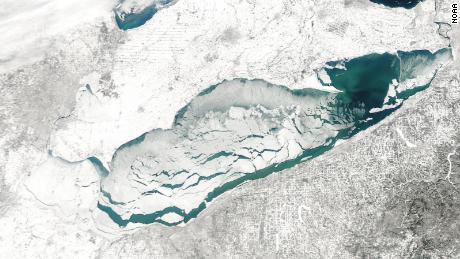 18 people rescued from ice floe on Lake Erie