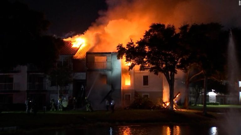 Florida deputies rescue 1-year-old girl, mother and grandmother from Orlando apartment fire