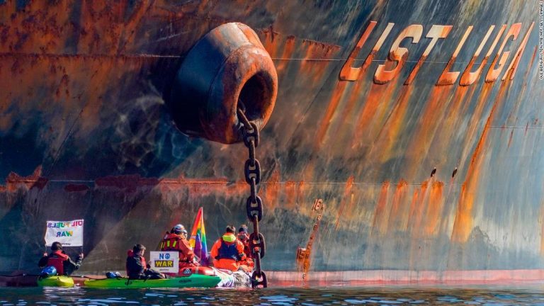 Greenpeace activists tried to block a Russian oil tanker heading to Norway