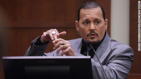 Johnny Depp displays the middle finger of his hand in court, injured in 2015.