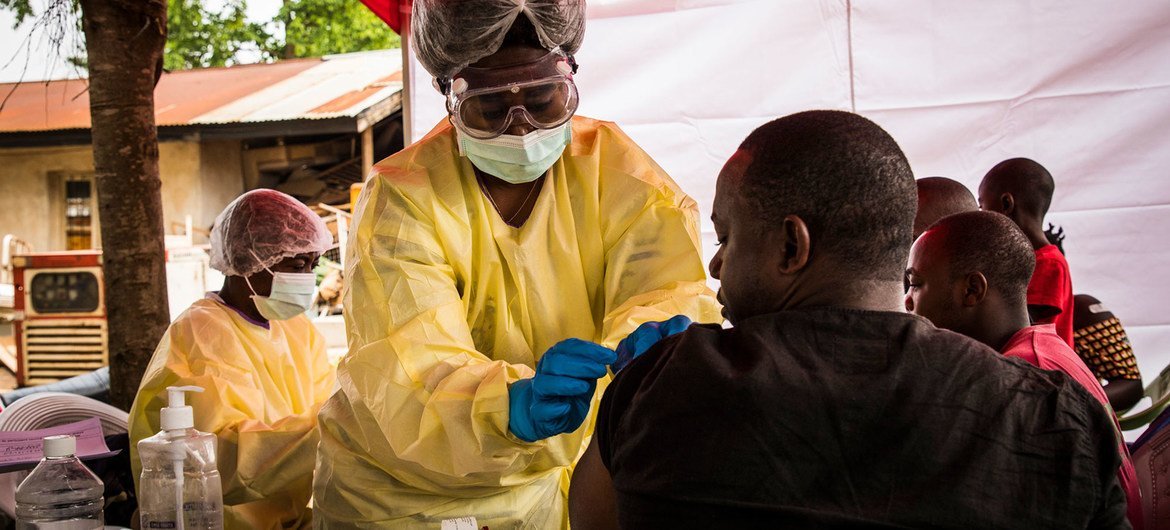 A health worker vaccinates a man against the Ebola virus in Beni, eastern Democratic Republic of the Congo. (file photo)