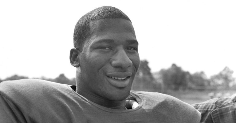 Erich Barnes, Star Defensive Back for the 1960s Giants, Dies at 86