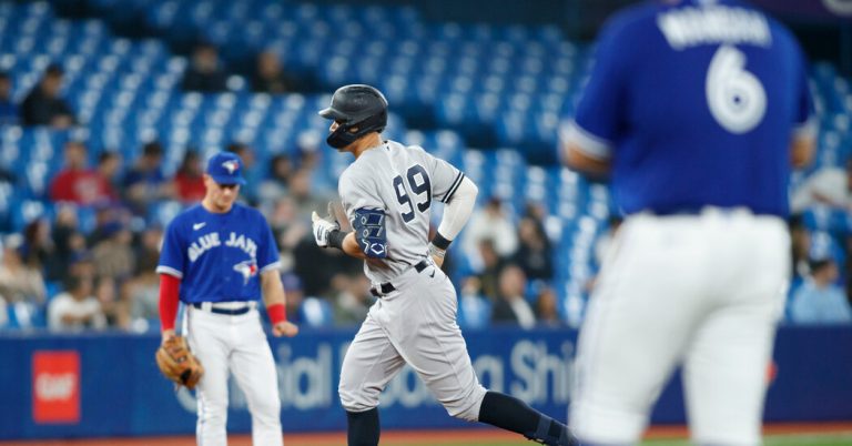 Yankees Run Win Streak to 11 With Pummeling of Blue Jays