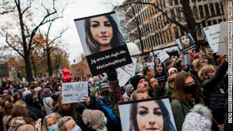 Death of pregnant woman ignites debate about abortion ban in Poland