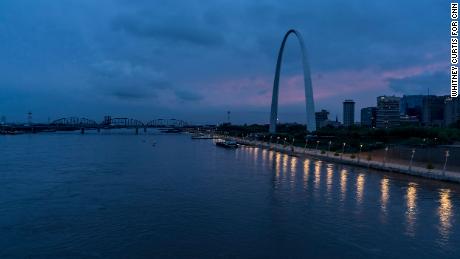 The St. Louis arch stands on the bank of the Mississippi River, which separates Missouri and Illinois.