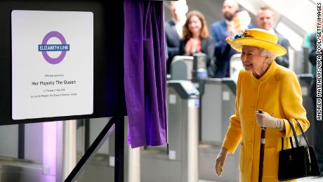 Queen Elizabeth II unveils a plaque to mark the Elizabeth line&#39;s official opening.