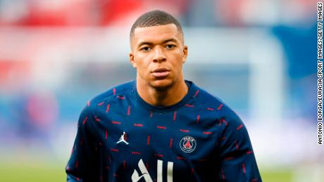 Mbappé warming up ahead of PSG&#39;s game against Troyes.