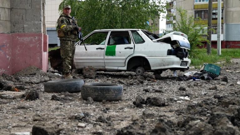 'It's a catastrophe': Russians strike Lysychansk with maximum intensity