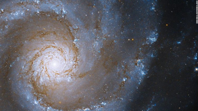 Hubble spies the heart of a grand design spiral galaxy