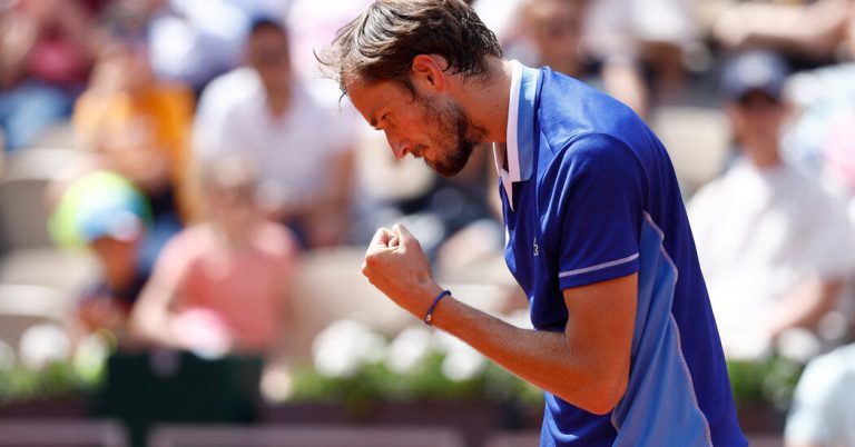 Medvedev Seizes Chance to Make an Impression on French Open Fans