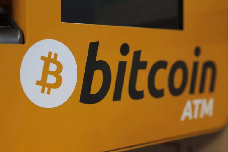 Bitcoin reaches its lowest value since January, in line with riskier tech stocks