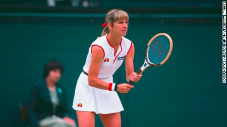 Evert became the first player of any gender to win 1,000 singles matches.