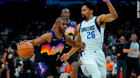 Paul drives to the basket against Mavs guard Spencer Dinwiddie.