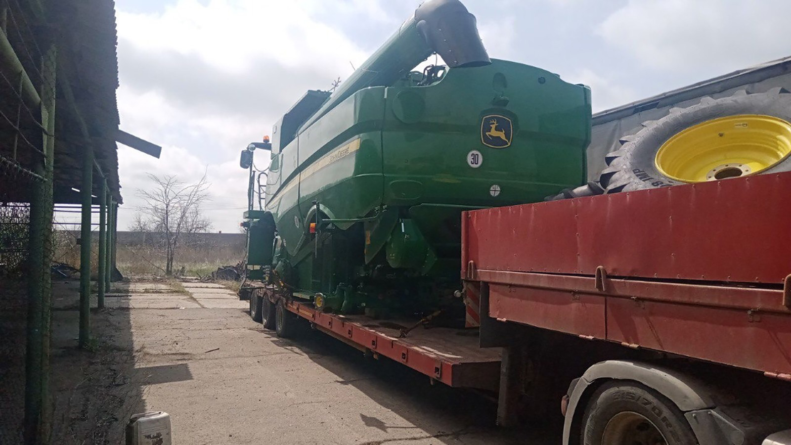 Multiple sources have told CNN how Russian forces have been stealing grain and farm equipment from Ukrainian farmers. The photo shows one machine being stolen near Melitopol. 