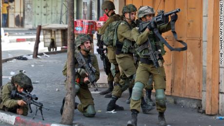 Israeli army soldiers take aim during clashes with protesters following a demonstration to denounce the annual &quot;flag march,&quot; on May 29, 2022.