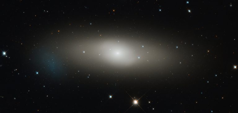 Hubble focuses on large lenticular galaxy 1023