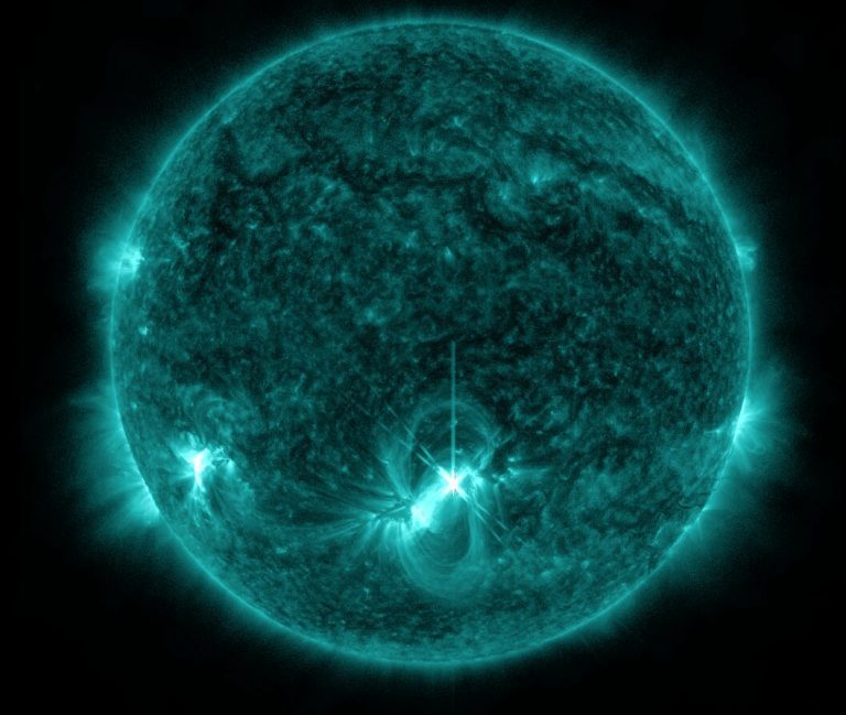 Strong solar flare erupts from sun