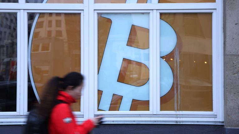 Bitcoin snaps long losing streak as investors seek a market bottom