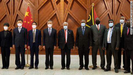 Vanuatu&#39;s Prime Minister Bob Loughman Weibur and visiting Chinese Foreign Minister Wang Yi pose with officials following a signing ceremony for agreements between the two countries in the capital city Port Vila on June 1, 2022. 