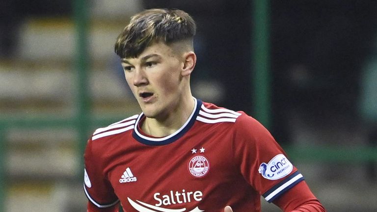 EDINBURGH, SCOTLAND - DECEMBER 22: Aberdeen&#39;s calvin Ramsay during a Cinch Premierhsip match between Hibernian and Aberdeen at Easter Road, on December 22, 2021, in Edinburgh, Scotland. (Photo by Paul Devlin / SNS Group)