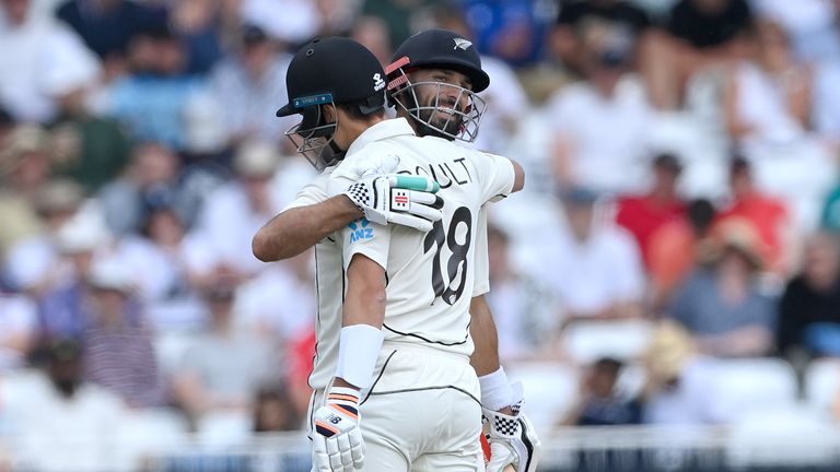 Watch the moment Trent Boult becomes the highest-scoring Test number 11, passing Muttiah Muralitharan. 