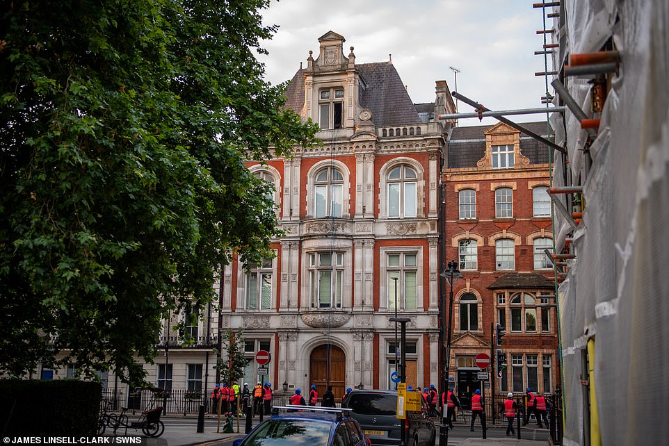 Hired out by bailiffs Veritas, the SGI executed an early morning raid on the squatters at 4:30am by descending down on zip-lines from the roof