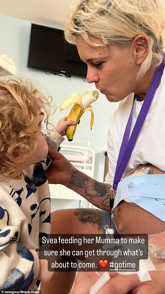 In one image, Svea is shown feeding her mum a banana as they waited in the clinic