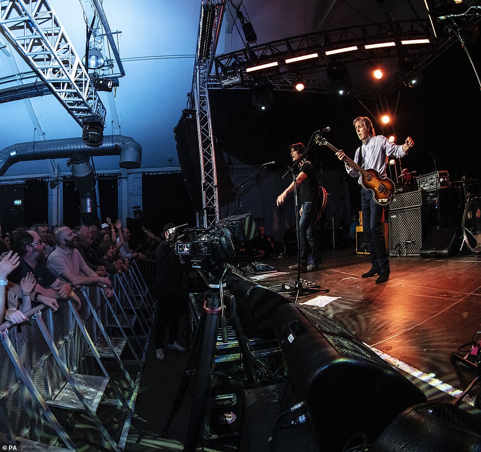 Around 800 people managed to get their hands on tickets for the warm-up gig - the crowd at Glastonbury is expected to be in the hundreds of thousands