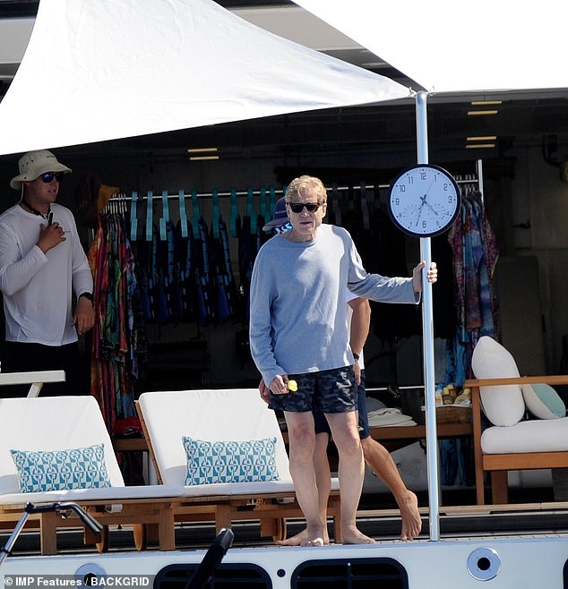 Relaxed: The Hollywood legend, 85, cut a casual figure in a a grey long-sleeved jumper and black shorts