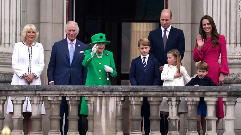 Queen Elizabeth II makes surprise appearance on palace balcony to cap off jubilee