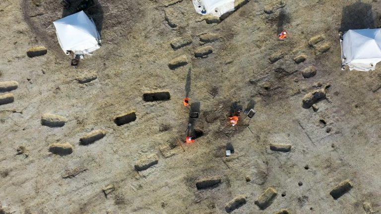 Video: Ancient burial site unearthed along planned British railway route