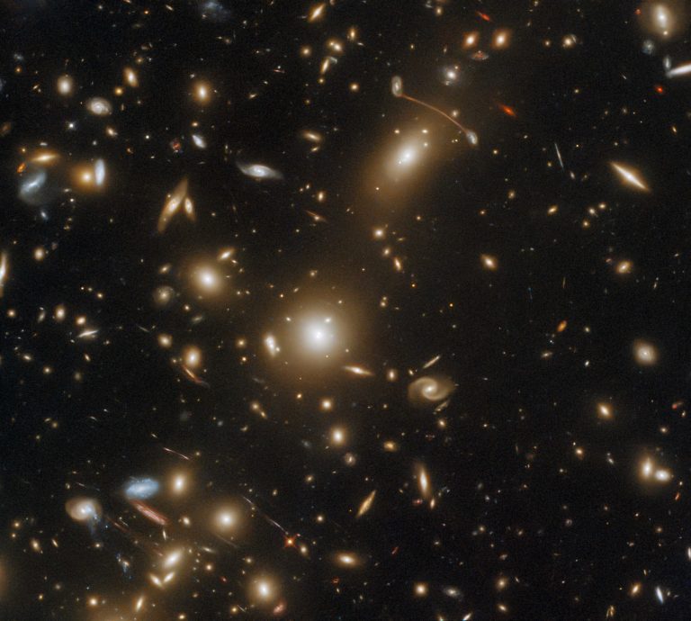 Hubble Captures Incredible Snapshot of a Massive Galaxy Cluster