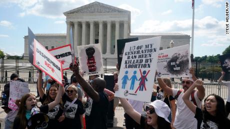 Supreme Court overturns Roe v. Wade 