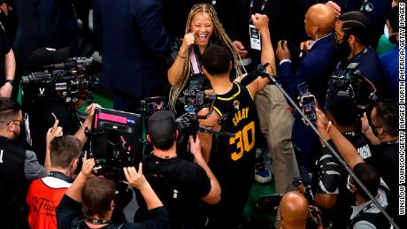 Steph Curry celebrate the win with his mother Sonya.