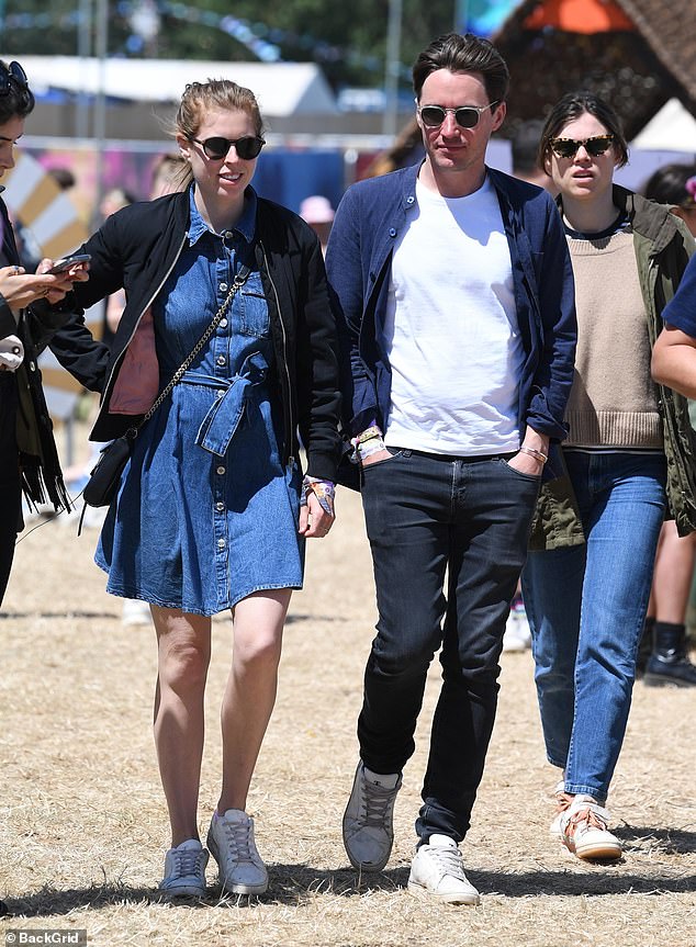 Princess Beatrice and husband Edoardo Mapelli Mozzi put on a cosy display at Glastonbury