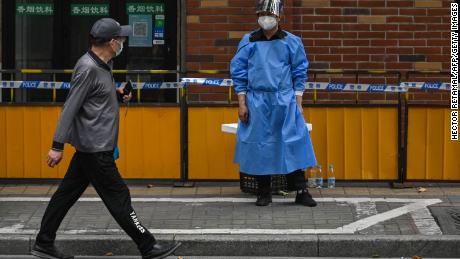 An officer stands guard on a street next to a neighbourhood under a Covid-19 lockdown in the Jing&#39;an district of Shanghai on June 2, 2022.