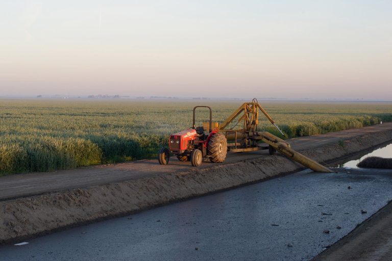 Study finds groundwater depletion causes California farmland to sink, suggests countermeasures