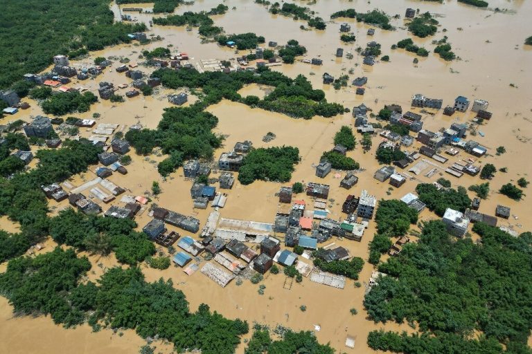 What is causing record floods and heatwaves in China?