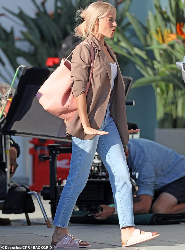Margot Robbie ditches her garish outfits for regular clothes filming ...
