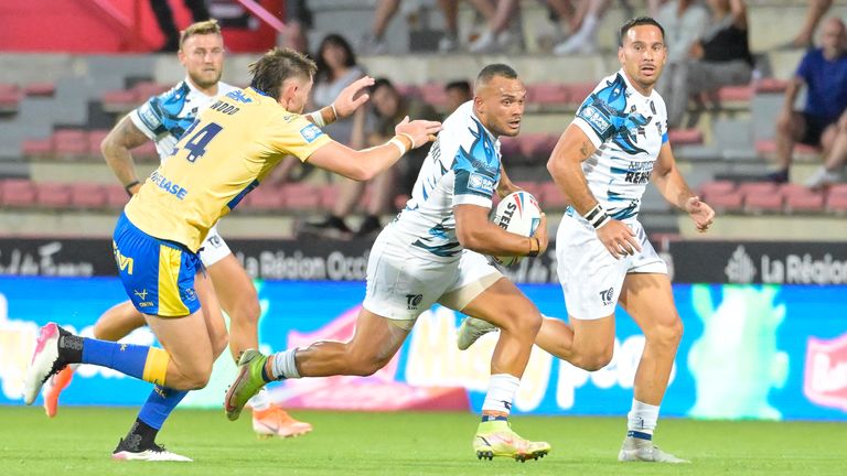 Toulouse's Latrell Schaumkel tries to break free from the Hull KR defence