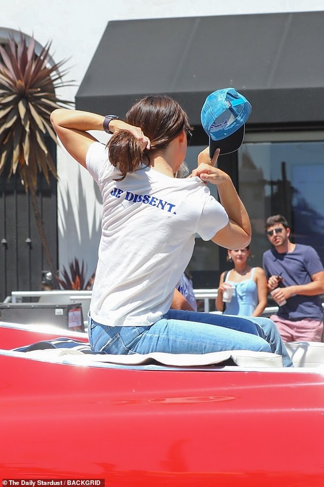 Interesting: She showed off the back of her shirt which read 'je dissent.' which translates to 'I say' from French