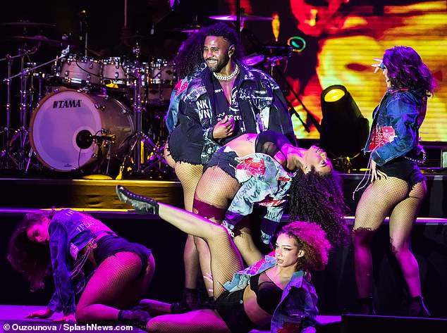 Dancers: Jason Derulo is flanked with dancers