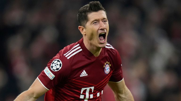 Robert Lewandowski celebrates after scoring his Bayern Munich&#39;s opening goal vs Villarreal