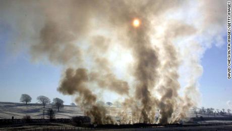 Cattle and sheep burn on a pyre at a farm in Lockerbie, Scotland, during the UK&#39;s 2001 FMD outbreak.