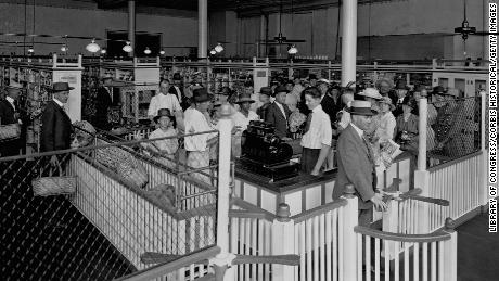 Shoppers at Piggly Wiggly, the first self-service supermarket, in 1918.