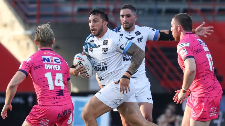 Harrison Hansen makes a run for Toulouse as the hosts cope better in the heat. (Photo: Manuel Blondeau/SWpix.com)