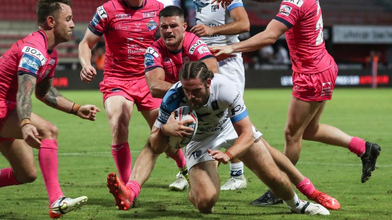 Joe Bretherton crashes over for Toulouse's final try. (Photo: Manuel Blondeau/SWpix.com)