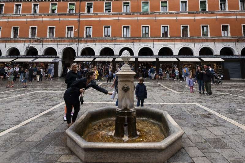 To make things easier, water distribution company Veritas has launched an app showing a map with all the nearest fountains