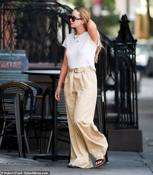 No heels on this outing: Jennifer slipped into a pair of fashionable, open-toed sandals to stay comfortable during her outing